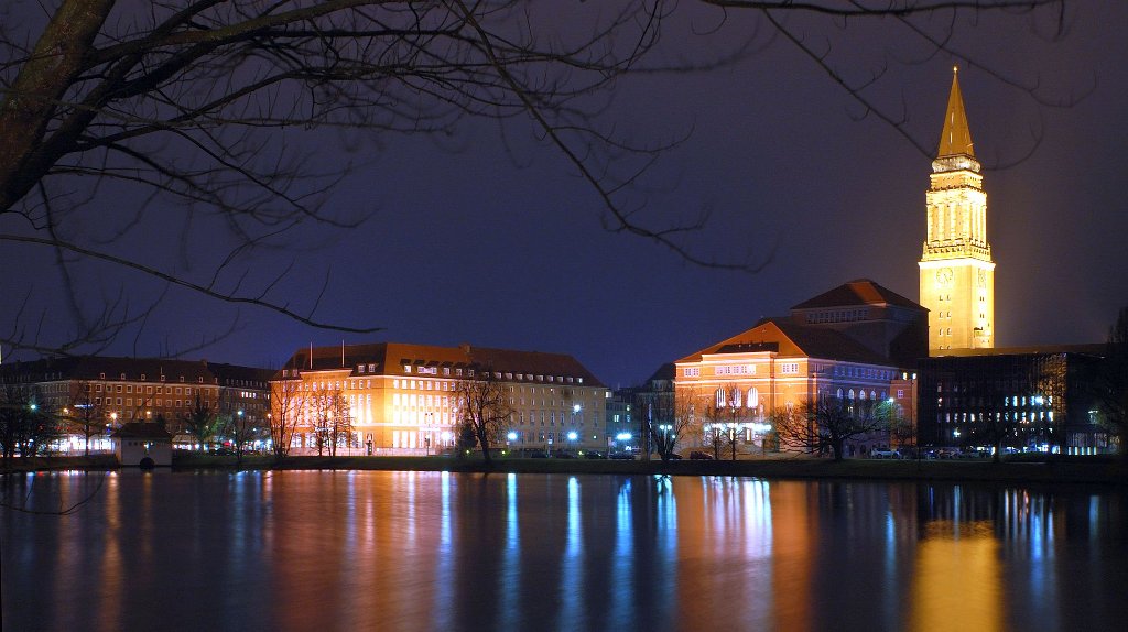 Der Turm des Kieler Rathauses (und davor, schwer zu erkennen, die Oper)