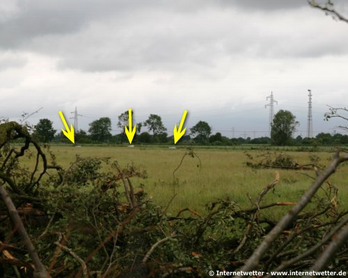  Internetwetter | Markiert sind hier die Dachteile des Pferdestalls, die gut 300 Meter weit geschleudert wurden.